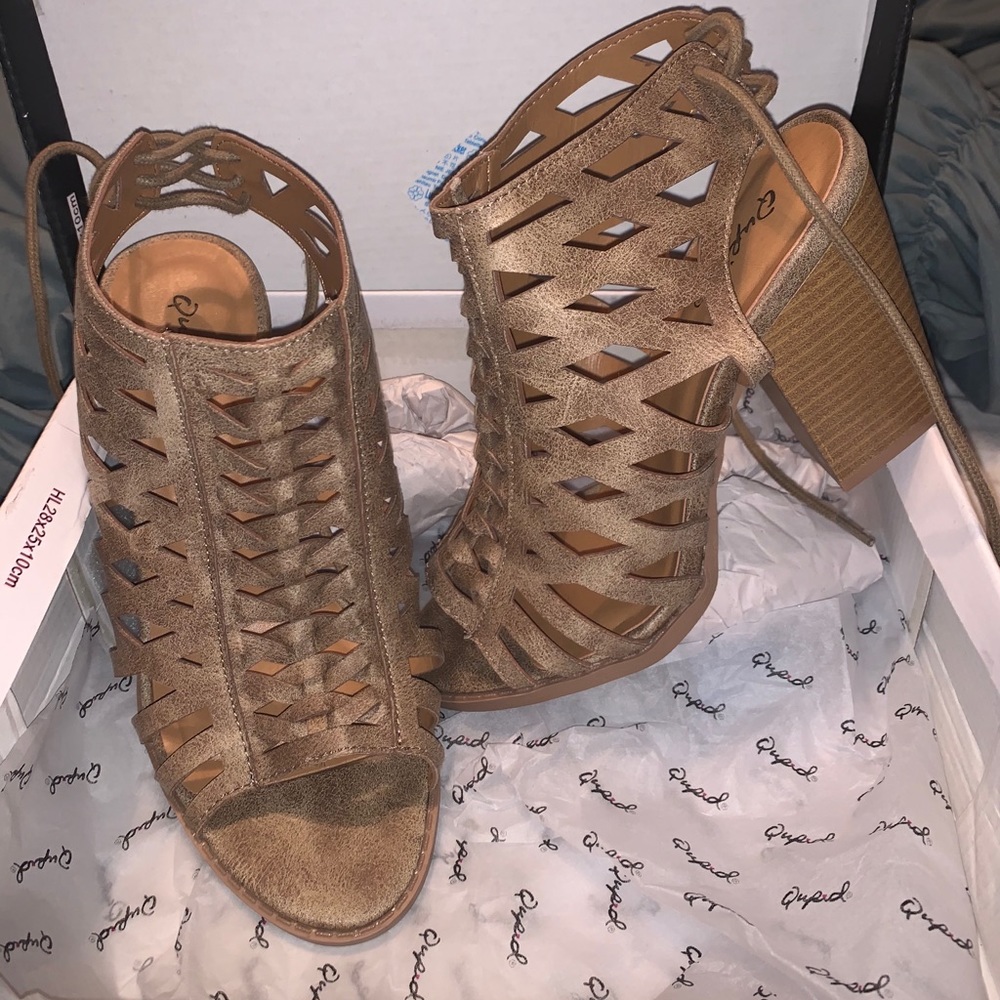 Brown booties Size 6. Still in original box.